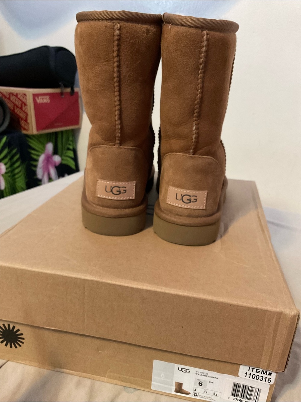 UGG Classic Short II Boots Suede Chestnut Size 6 EUC with Box